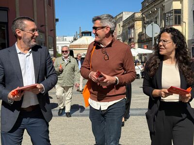 Fotografía 3 de 100x100 Unidos se echa a las calles de Jerez para explicar su proyecto: vecino a vecino, calle a calle