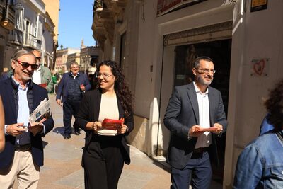 Fotografía 5 de 100x100 Unidos se echa a las calles de Jerez para explicar su proyecto: vecino a vecino, calle a calle