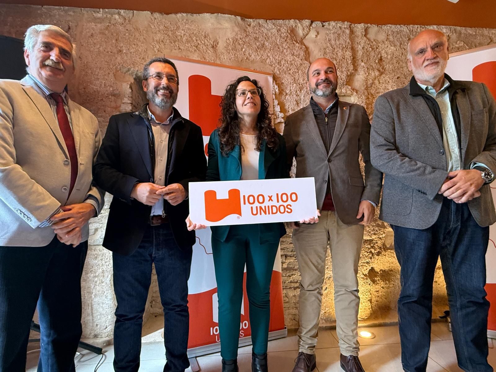 Laura Román se presenta como candidata de 100x100 Unidos: “No tenemos jefes ni en Sevilla ni en Madrid, nuestros jefes son los gaditanos”